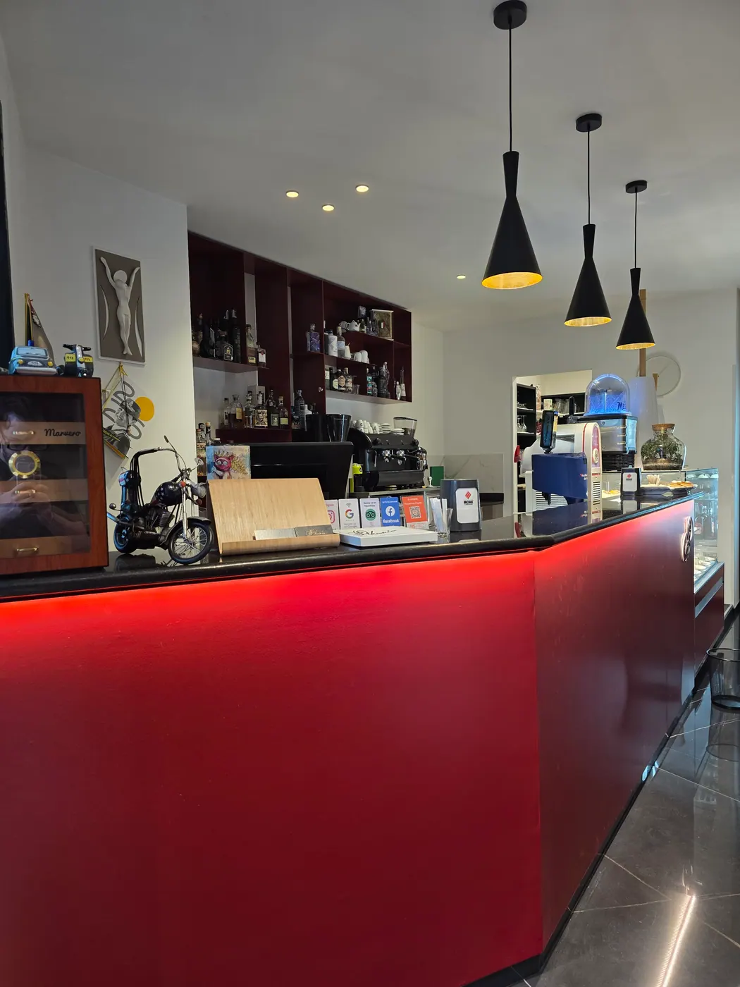 Bancone rosso del bar — Sikania