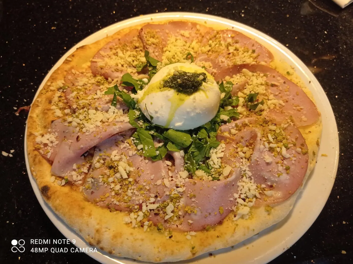 Pizza con burrata al centro — Sikania