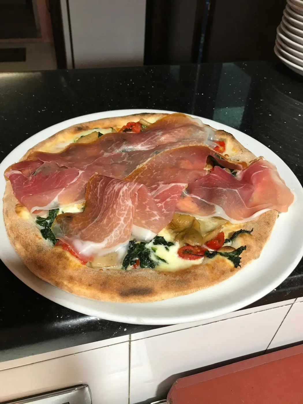 Pizza con prosciutto — Sikania